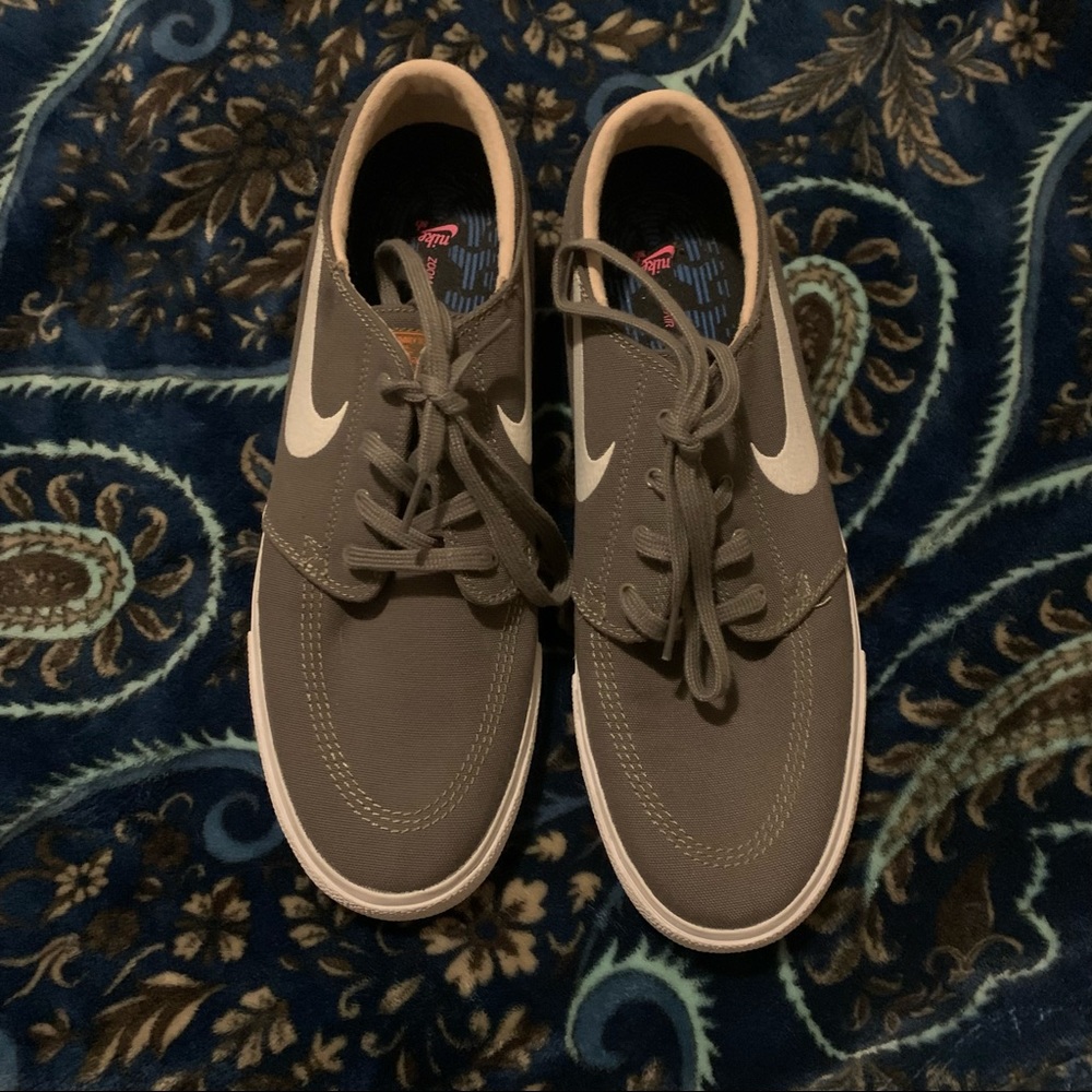 Nike skating shoe